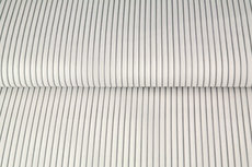 Witte poplin katoen stof met licht blauw grijze lengte streep Witte poplin katoen stof met licht blauw grijze lengte streep
